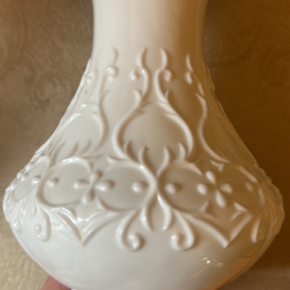 Fenton milk glass SilverCrest Spanish Lace with ruffled edge vase - Picture 7 of 11